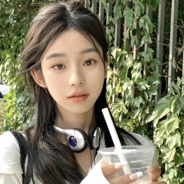 某影后之女走后门进组，被批炫富，深夜引热议